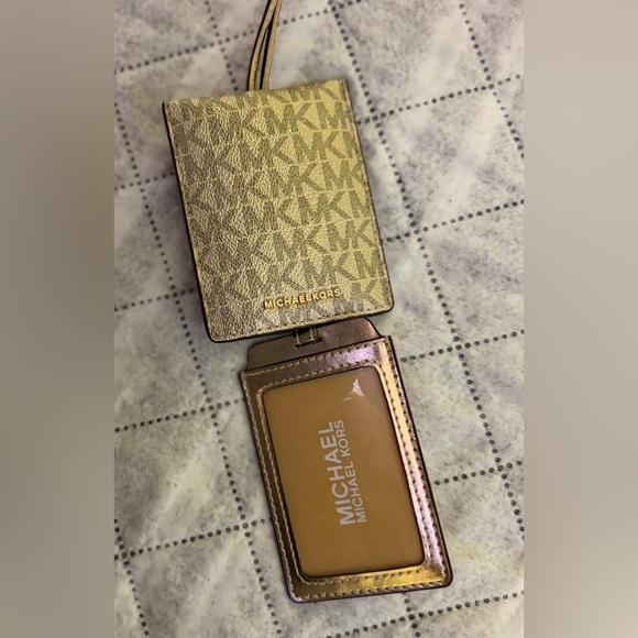 Michael Kors Travel Set - Picture 5 of 13